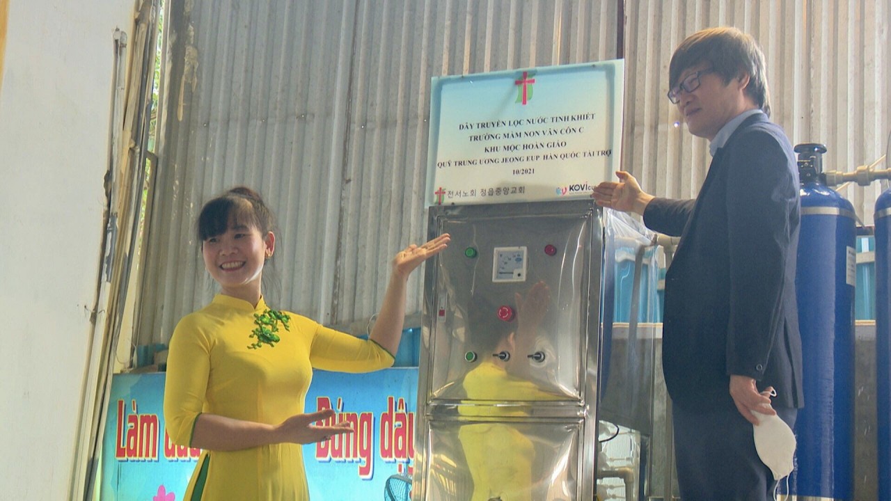 KCCC bàn giao 4 máy lọc nước cho 4 trường học tại huyện Quốc Oai và Hoài Đức (Hà Nội)