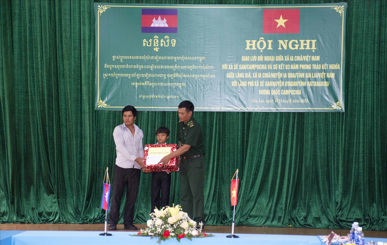 Đại diện Đồn Biên phòng Ia Chía tặng quà và trao học bổng cho em Rah Lan Mương (làng Phí, xã Sê San) từ Chương trình “Nâng bước em đến trường”. Ảnh: Đ. Y Đại diện Đồn Biên phòng Ia Chía tặng quà và trao học bổng cho em Rah Lan Mương (làng Phí, xã Sê San) từ Chương trình “Nâng bước em đến trường”. Ảnh: Đ. Y