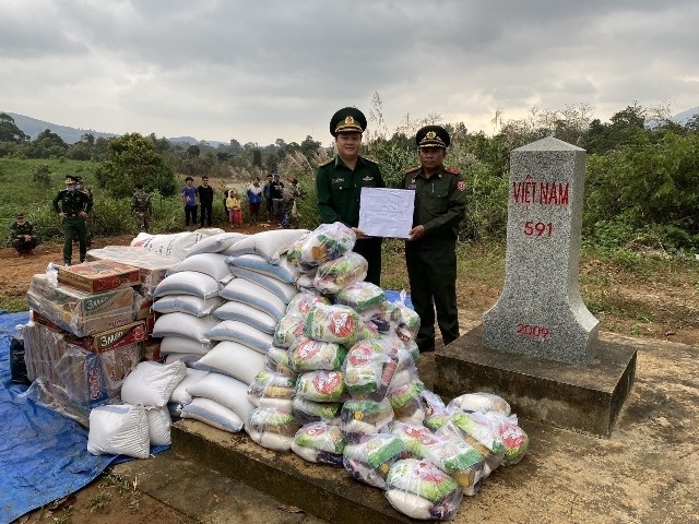 Ở vùng phên dậu không chỉ có tình quân – dân như “cá với nước” mà còn hiện hữu mối lương duyên bền chặt của quân và dân hai bên biên giới. (Trong ảnh: Đồn Biên Phòng Hướng Lập, huyện Hướng Hóa, tỉnh Quảng Trị tặng gạo và nhu yếu phẩm cho lực lượng bảo vệ biên giới và bà con Nhân dân bản A via, Cụm bản La Cồ, huyện Sê Pôn, tỉnh Savannakhet, Lào - Ảnh: dangcongsan.vn) Ở vùng phên dậu không chỉ có tình quân – dân như “cá với nước” mà còn hiện hữu mối lương duyên bền chặt của quân và dân hai bên biên giới. (Trong ảnh: Đồn Biên Phòng Hướng Lập, huyện Hướng Hóa, tỉnh Quảng Trị tặng gạo và nhu yếu phẩm cho lực lượng bảo vệ biên giới và bà con Nhân dân bản A via, Cụm bản La Cồ, huyện Sê Pôn, tỉnh Savannakhet, Lào - Ảnh: dangcongsan.vn)
