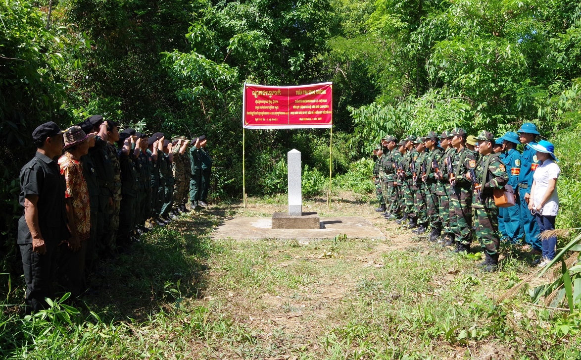 Biên giới vững chãi hơn từ nghĩa tình sắt son của quân và dân hai bên biên giới (Trong ảnh: Hoạt động tuần tra song phương giữa Đồn Biên Phòng Hồ Le- Bộ Chỉ huy BĐBP Kon Tum và lực lượng bảo vệ biên giới Campuchia- Ảnh TL) Biên giới vững chãi hơn từ nghĩa tình sắt son của quân và dân hai bên biên giới (Trong ảnh: Hoạt động tuần tra song phương giữa Đồn Biên Phòng Hồ Le- Bộ Chỉ huy BĐBP Kon Tum và lực lượng bảo vệ biên giới Campuchia- Ảnh TL)