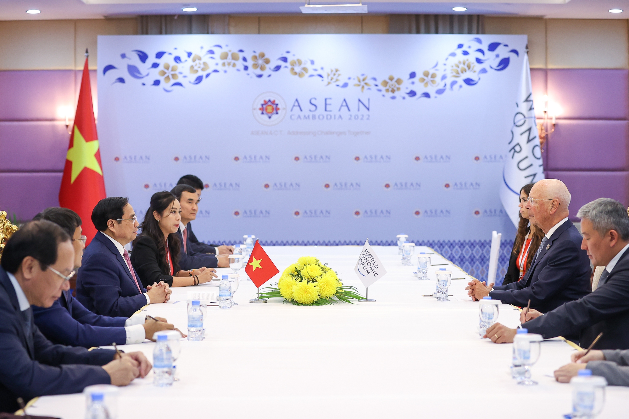 GS Klaus Schwab ấn tượng về sự phục hồi lạc quan và ổn định vĩ mô của Việt Nam - Ảnh 2.