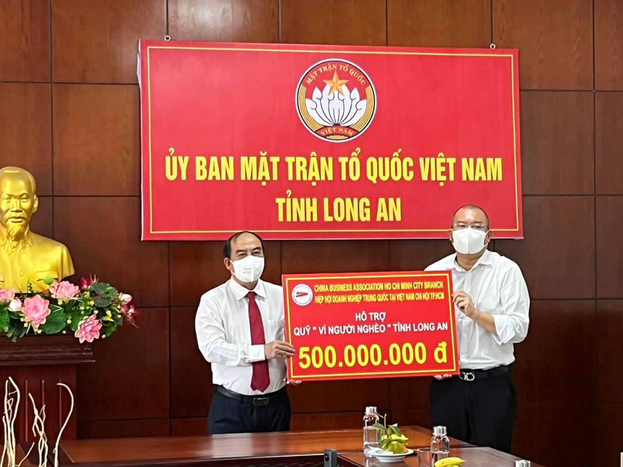 Hiệp hội doanh nghiệp Trung Quốc chi hội TP.HCM ủng hộ 1 tỷ đồng cho người nghèo, trẻ em tỉnh Long An