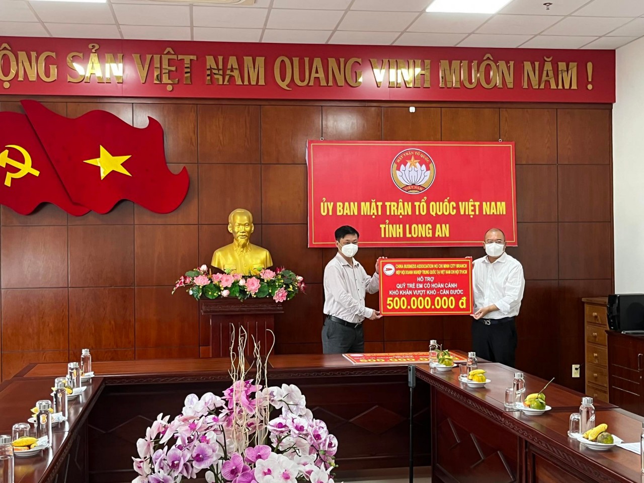 Hiệp hội doanh nghiệp Trung Quốc chi hội TP.HCM ủng hộ 1 tỷ đồng cho người nghèo, trẻ em tỉnh Long An