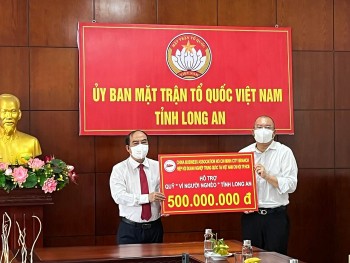 Hiệp hội doanh nghiệp Trung Quốc chi hội TP.HCM ủng hộ 1 tỷ đồng cho người nghèo, trẻ em tỉnh Long An