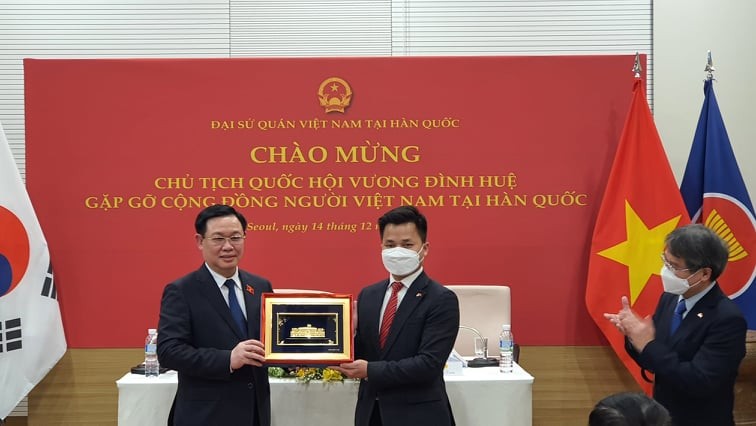 Chủ tịch Quốc hội thăm, đặt biển tên trụ sở mới Đại sứ quán Việt Nam tại Hàn Quốc
