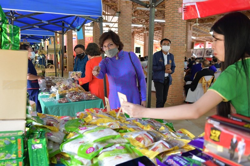 Sử dụng đường 8 và đường 12 để phát triển kinh tế Việt Nam - Thái Lan hậu COVID-19 Sử dụng đường 8 và đường 12 để phát triển kinh tế Việt Nam - Thái Lan hậu COVID-19