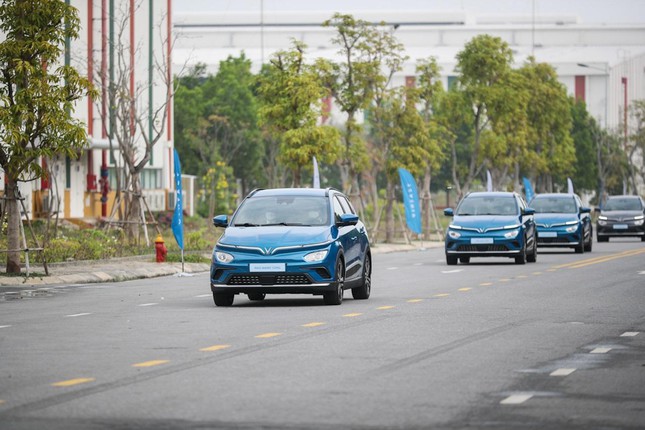 Nh&igrave;n lại khoảnh khắc lịch sử: &Ocirc; t&ocirc; điện th&ocirc;ng minh đầu ti&ecirc;n của Việt Nam đến kh&aacute;ch h&agrave;ng ảnh 1