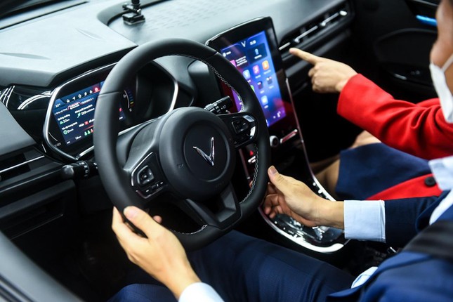 Nh&igrave;n lại khoảnh khắc lịch sử: &Ocirc; t&ocirc; điện th&ocirc;ng minh đầu ti&ecirc;n của Việt Nam đến kh&aacute;ch h&agrave;ng ảnh 10