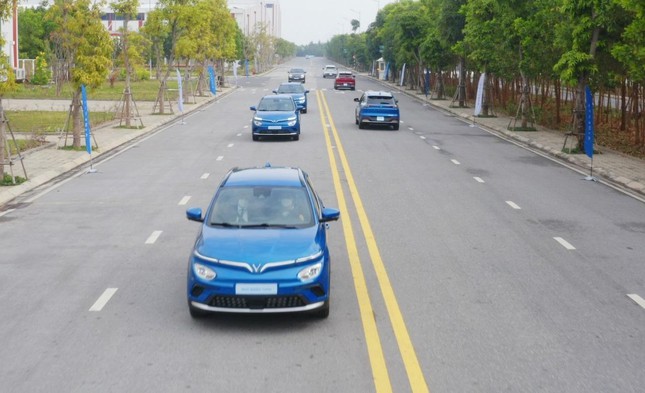 Nh&igrave;n lại khoảnh khắc lịch sử: &Ocirc; t&ocirc; điện th&ocirc;ng minh đầu ti&ecirc;n của Việt Nam đến kh&aacute;ch h&agrave;ng ảnh 13
