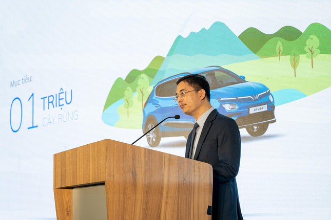 Nh&igrave;n lại khoảnh khắc lịch sử: &Ocirc; t&ocirc; điện th&ocirc;ng minh đầu ti&ecirc;n của Việt Nam đến kh&aacute;ch h&agrave;ng ảnh 2