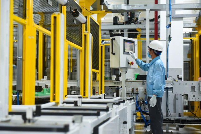 Nh&igrave;n lại khoảnh khắc lịch sử: &Ocirc; t&ocirc; điện th&ocirc;ng minh đầu ti&ecirc;n của Việt Nam đến kh&aacute;ch h&agrave;ng ảnh 4