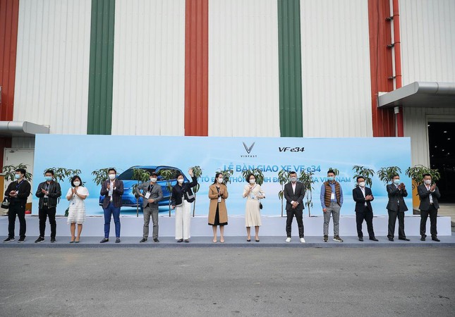Nh&igrave;n lại khoảnh khắc lịch sử: &Ocirc; t&ocirc; điện th&ocirc;ng minh đầu ti&ecirc;n của Việt Nam đến kh&aacute;ch h&agrave;ng ảnh 5