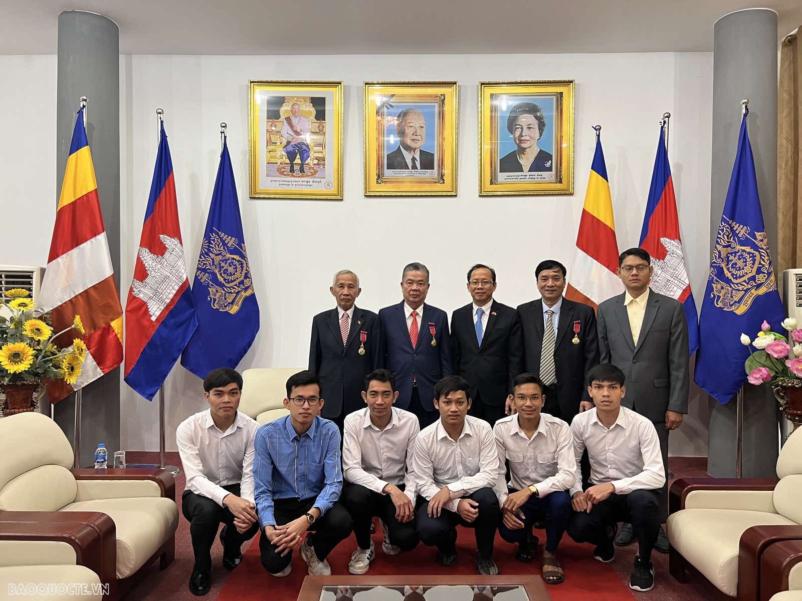 Campuchia tri ân các cá nhân Việt Nam đóng góp cho Đại sứ quán và Ban chấp hành Hội sinh viên Campuchia tại Việt Nam