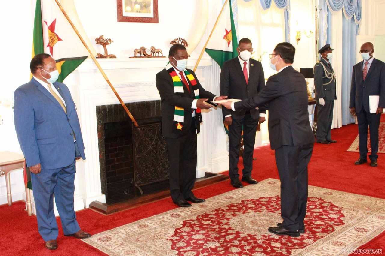 Đại sứ Hoàng Văn Lợi trình Thư ủy nhiệm lên Tổng thống Zimbabwe Emmerson Mnangagwa.
