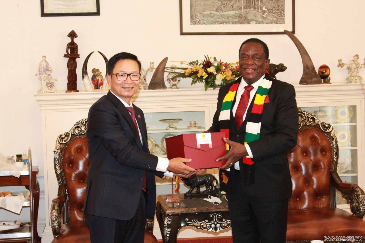 Đại sứ Hoàng Văn Lợi tặng quà lưu niệm Tổng thống Zimbabwe Emmerson Mnangagwa.