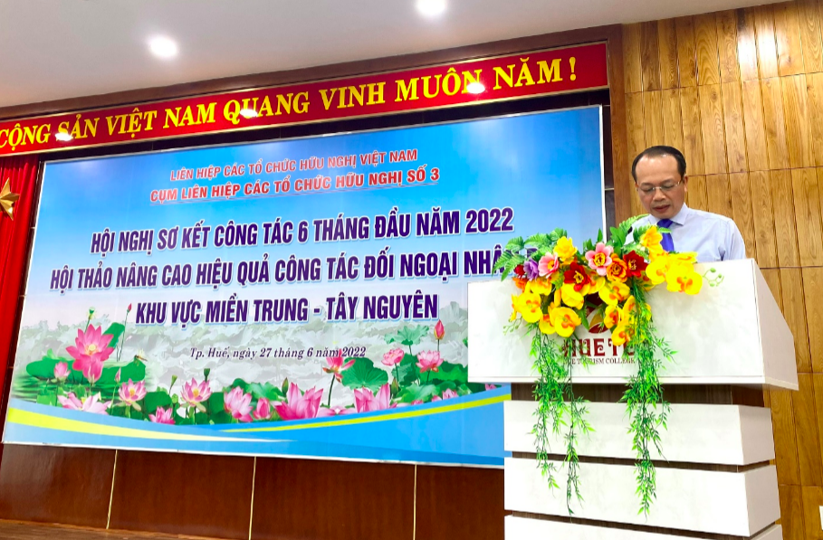 Tỉnh Ủy viên, Phó Chủ tịch UBND tỉnh Thừa Thiên Huế Phan Quý Phương phát biểu tại hội nghị. 