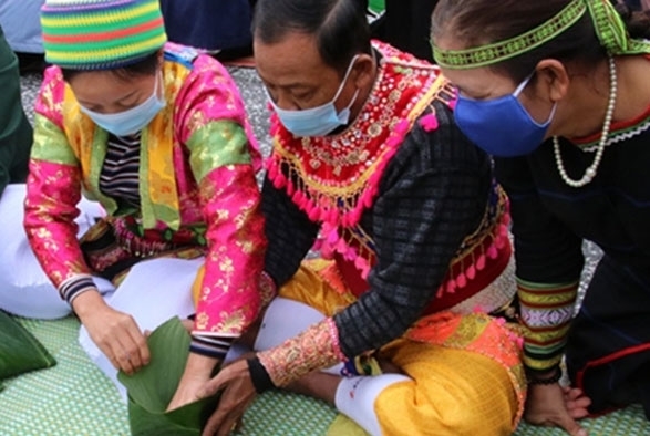 Đồng bào gói bánh chưng tại Làng Văn hóa - Du lịch các dân tộc Việt Nam.