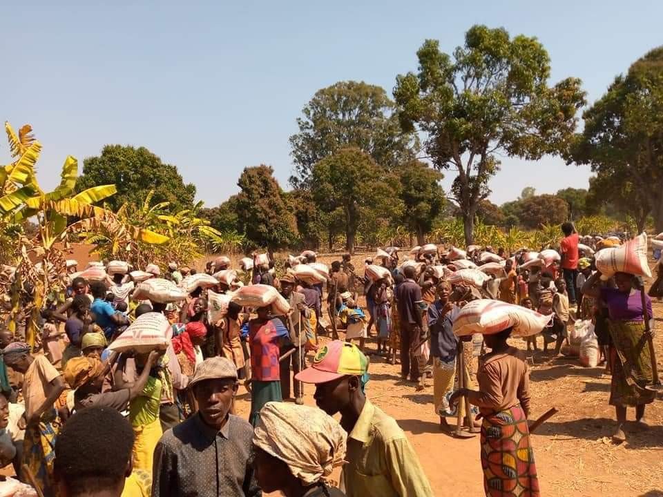 Chàng trai Việt và tấm lòng thơm thảo dành cho người dân nghèo Angola