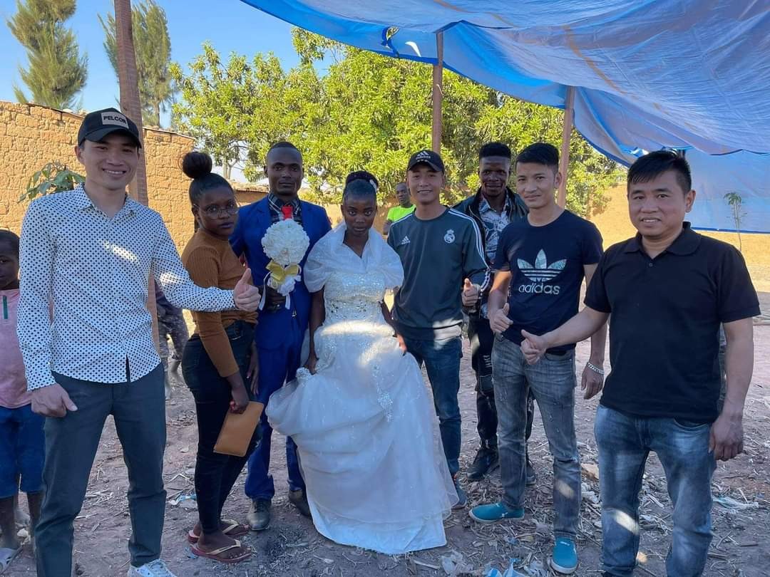 Chàng trai Việt và tấm lòng thơm thảo dành cho người dân nghèo Angola
