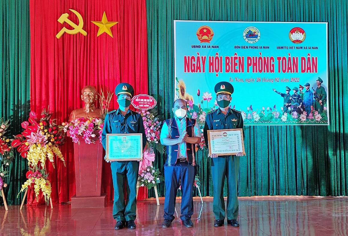 Mỗi người dân là 'cột mốc sống' bảo vệ chủ quyền an ninh biên giới