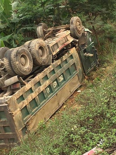 tai nan giao thong o hoa binh dau dau xe tai tai xe xe con tu vong
