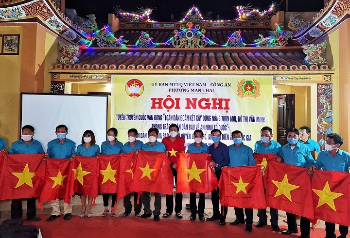 Đà Nẵng trao tặng 2.000 lá cờ Tổ quốc cho ngư dân