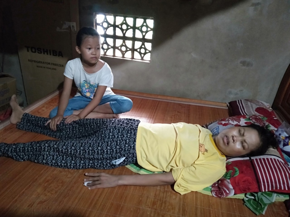 Nước mắt của bé gái 10 tuổi có mẹ mắc cùng lúc nhiều bệnh hiểm nghèo: “Cháu không dám đi chơi, sợ khi trở về không còn nhìn thấy mẹ nữa”