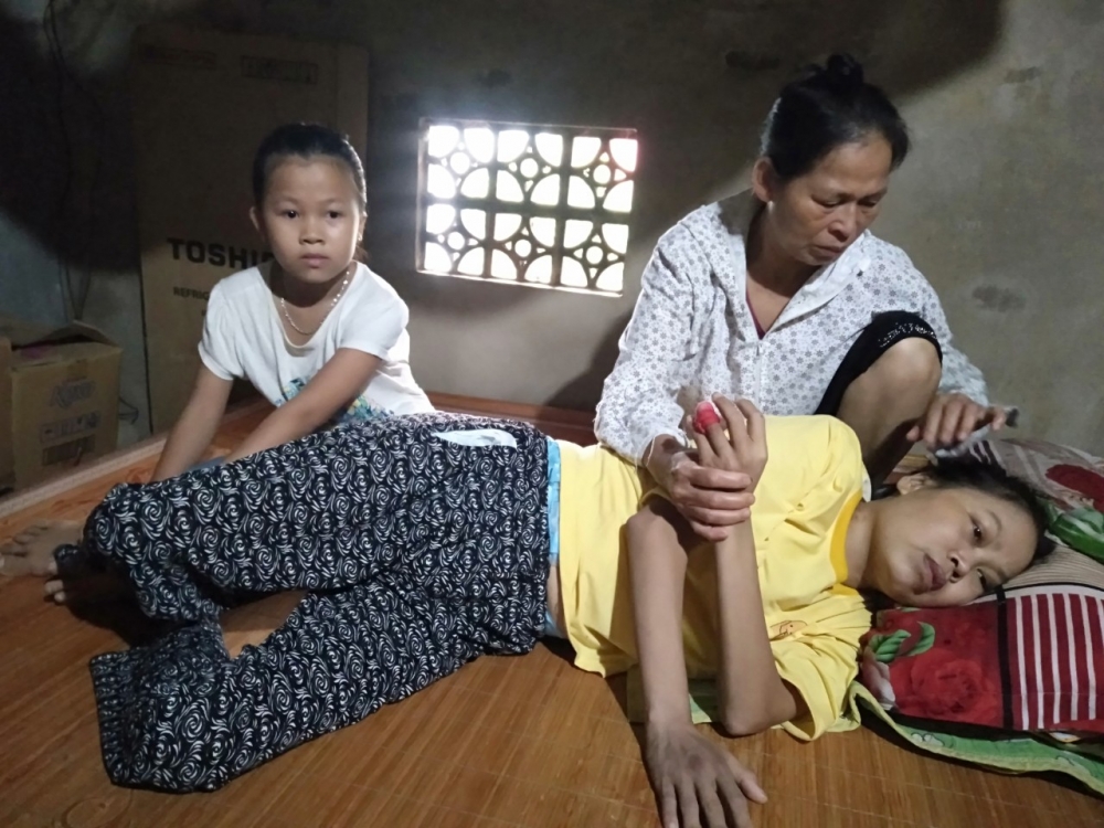 Nước mắt của bé gái 10 tuổi có mẹ mắc cùng lúc nhiều bệnh hiểm nghèo: “Cháu không dám đi chơi, sợ khi trở về không còn nhìn thấy mẹ nữa”