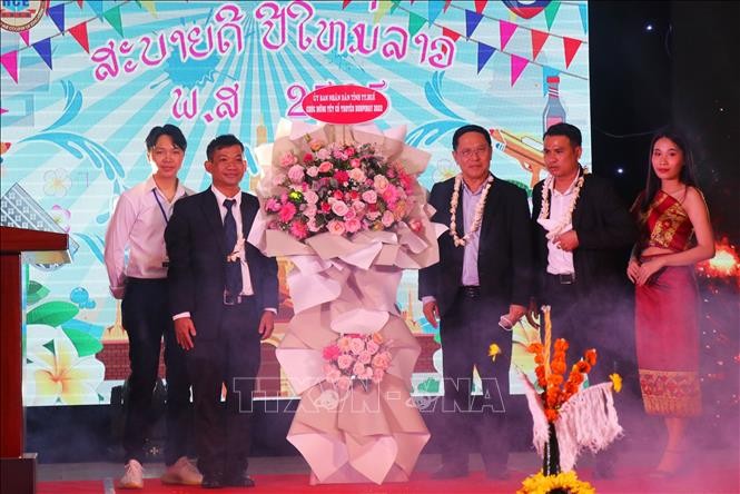 Gần 400 lưu học sinh Lào đón Tết cổ truyền Bunpimay trên đất Cố đô Huế