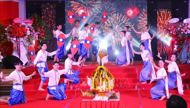 Gần 400 lưu học sinh Lào đón Tết cổ truyền Bunpimay trên đất Cố đô Huế