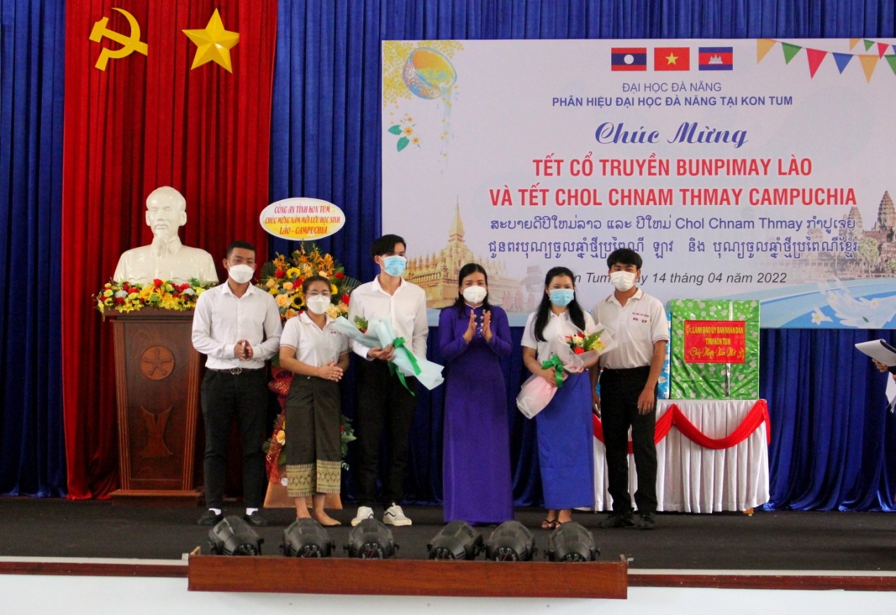 Kon Tum tổ chức gặp mặt 180 lưu học sinh Lào và Campuchia nhân dịp Tết Cổ truyền