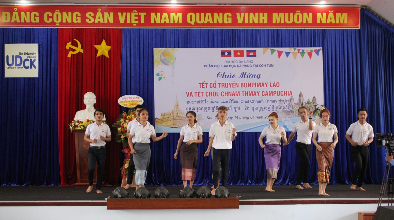 Kon Tum tổ chức gặp mặt 180 lưu học sinh Lào và Campuchia nhân dịp Tết Cổ truyền