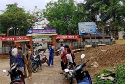 Thanh niên nghi ngáo đá xông vào trường học đâm loạn xạ khiến 6 cô trò thương vong