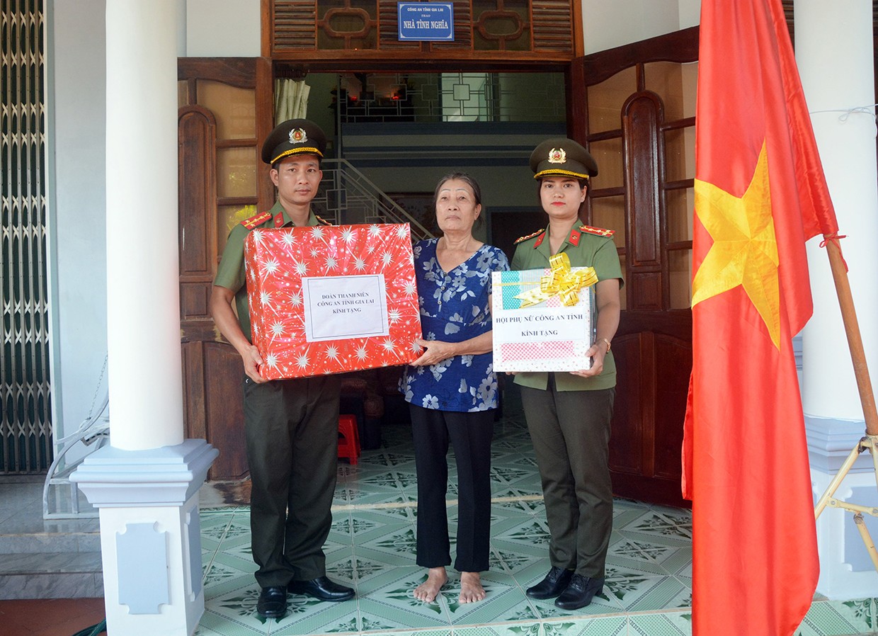 Gia Lai tổ chức bàn giao 11 ngôi nhà cho gia đình liệt sĩ và hộ nghèo