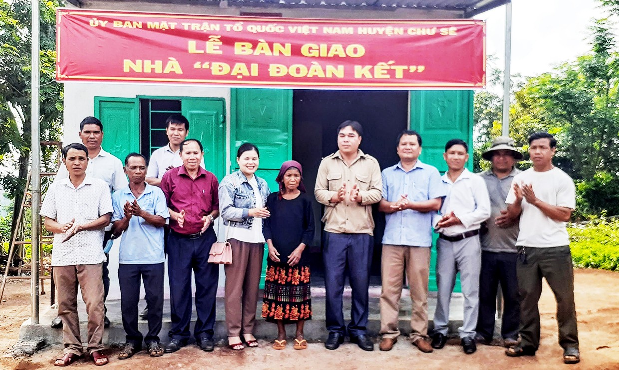 Gia Lai tổ chức bàn giao 11 ngôi nhà cho gia đình liệt sĩ và hộ nghèo