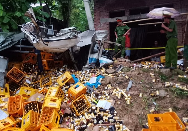 thanh hoa xe tai mat phanh lao qua duong khien 2 nguoi tu vong tai cho