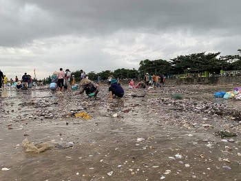 hang tram tan ngao troi dat vao bien quynh phuong sau mua bao