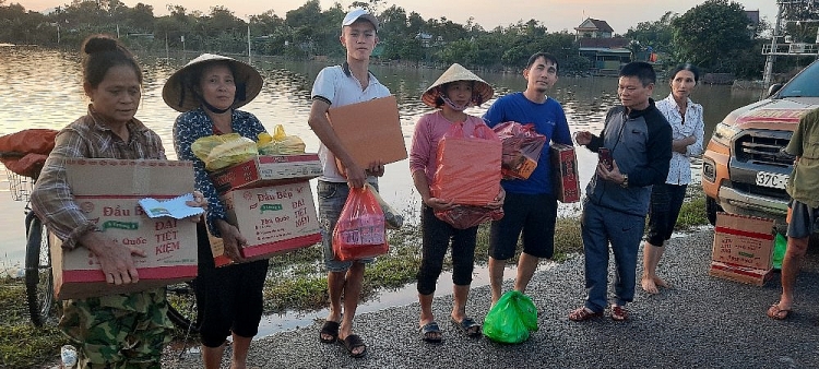 Sau cơn mưa lũ, tình người lan tỏa khắp muôn nơi