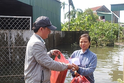 Sau cơn mưa lũ, tình người lan tỏa khắp muôn nơi