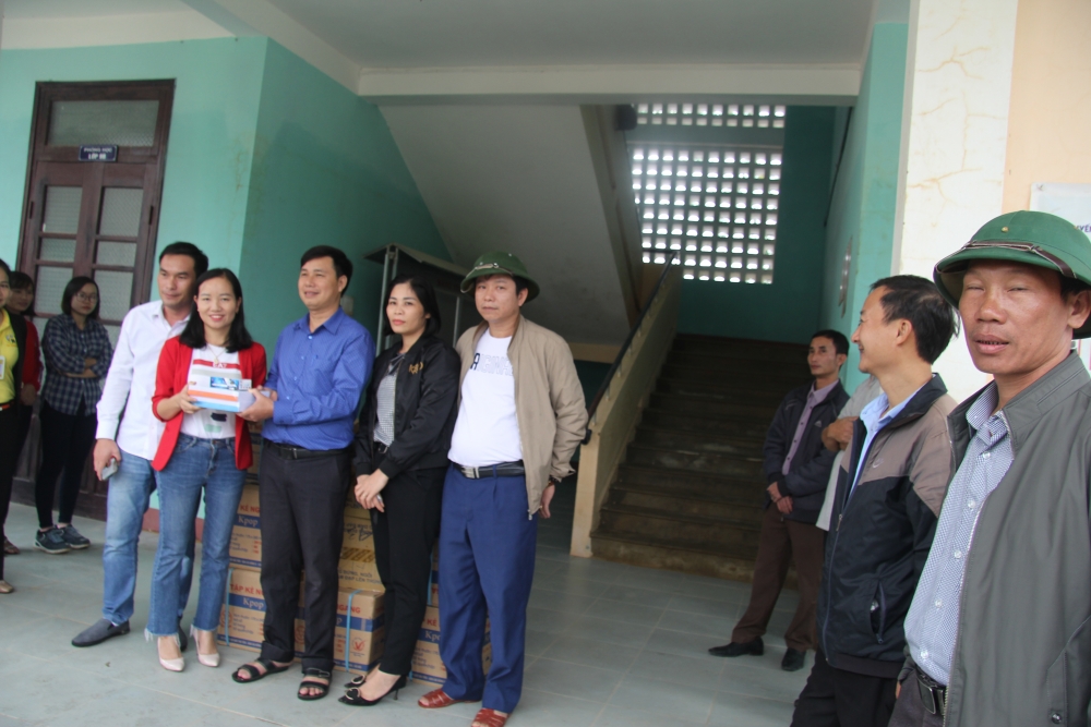 Ấm lòng với 630 suất quà đến với học sinh nghèo vùng rốn lũ