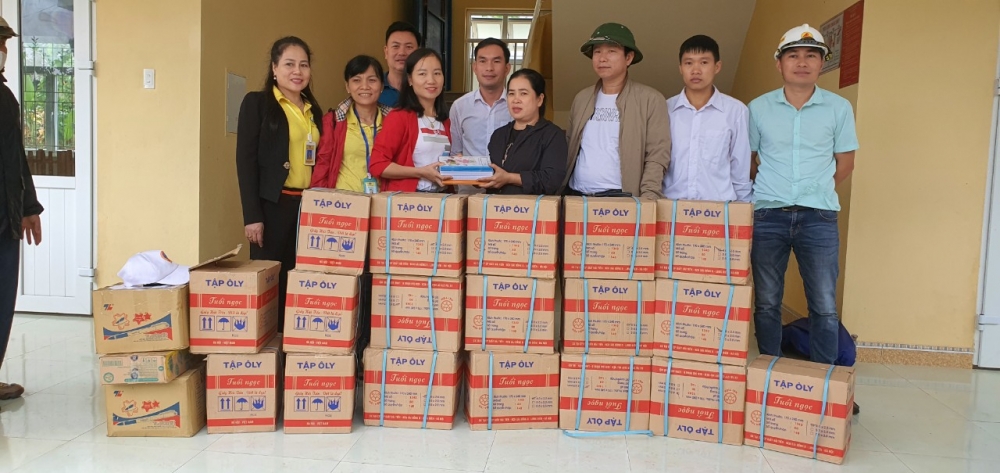 Ấm lòng với 630 suất quà đến với học sinh nghèo vùng rốn lũ