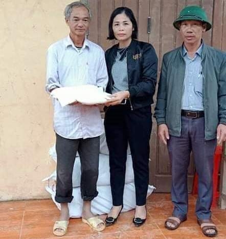 Ấm lòng với 630 suất quà đến với học sinh nghèo vùng rốn lũ