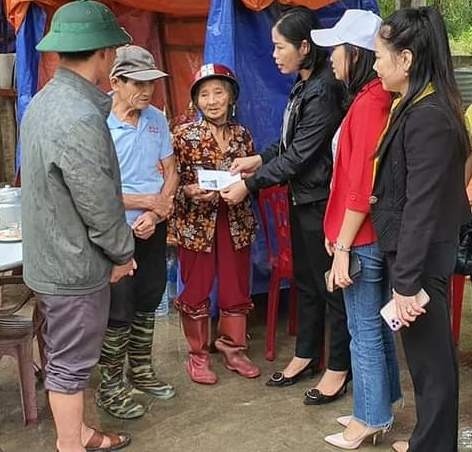 Ấm lòng với 630 suất quà đến với học sinh nghèo vùng rốn lũ
