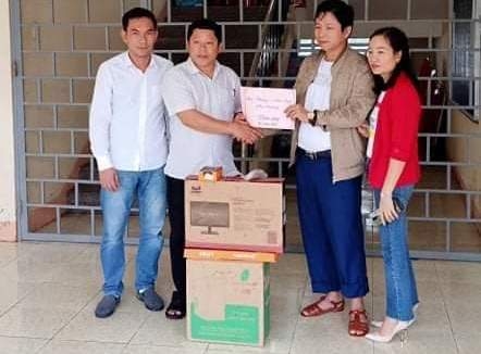 Ấm lòng với 630 suất quà đến với học sinh nghèo vùng rốn lũ