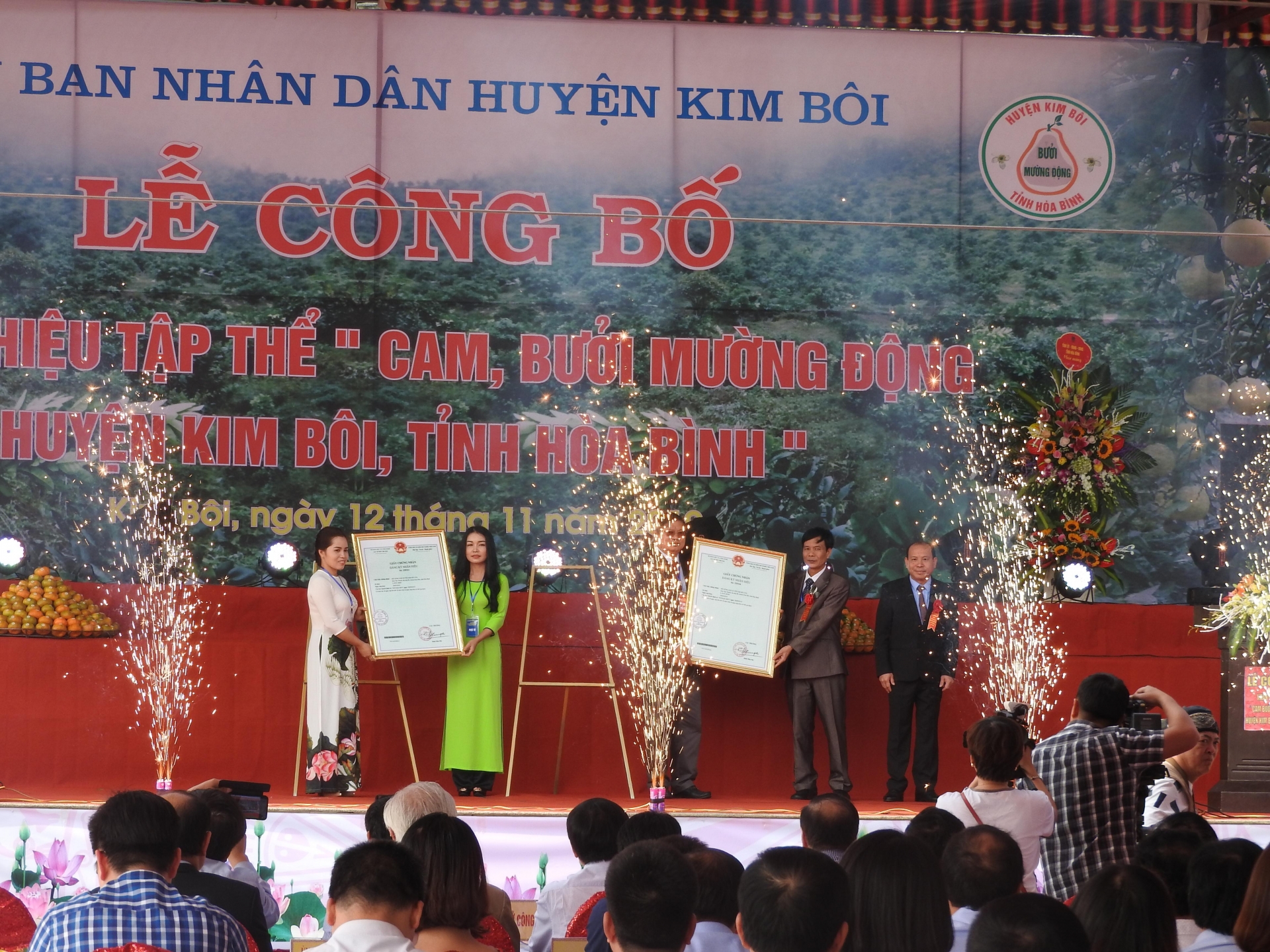 hoa binh cong bo nhan hieu tap the san pham cam buoi muong dong