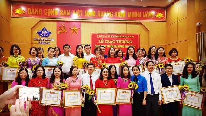 nghe an 24 nha giao nhan giai thuong cua quy phat trien tai nang giao duc