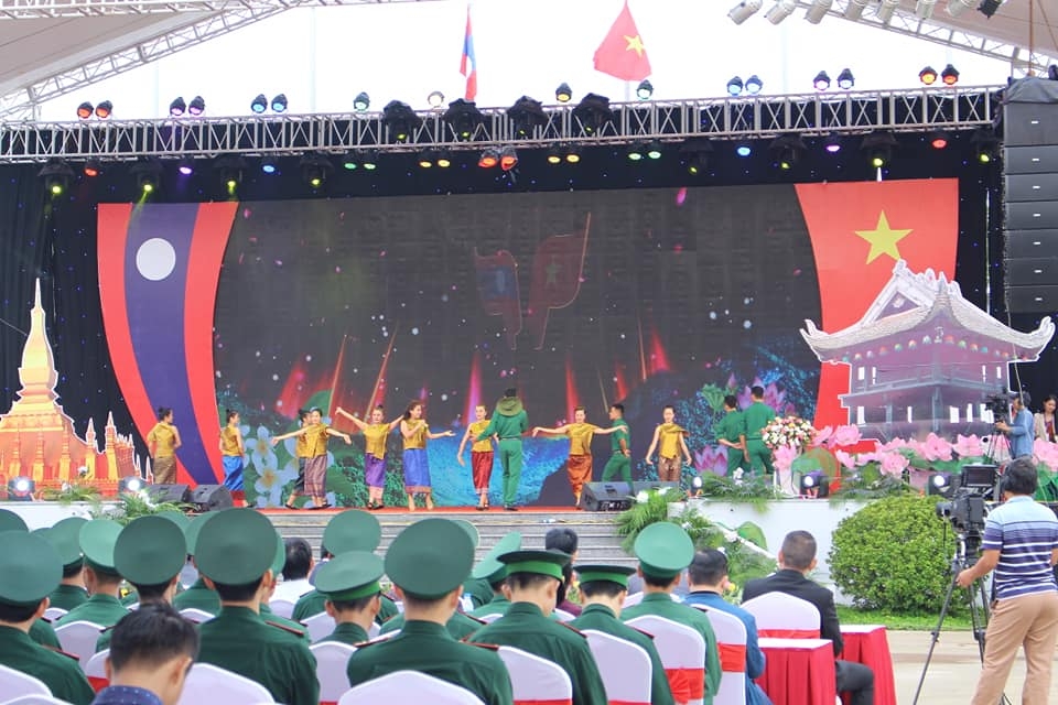 tung bung ngay hoi tham tinh huu nghi dac biet viet nam lao tai nghe an