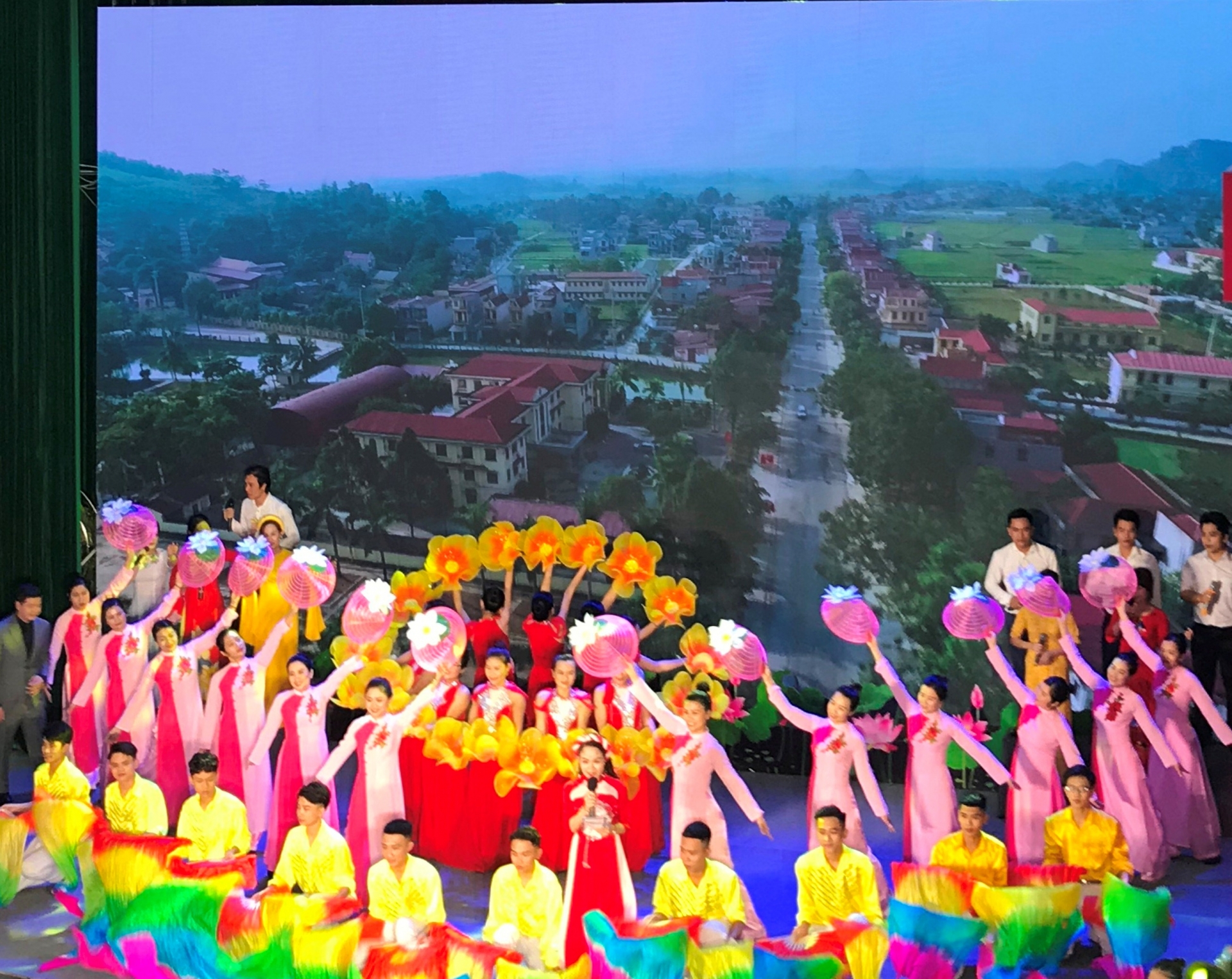 vinh loc don bang cong nhan huyen dat chuan nong thon moi va huan chuong lao dong hanh ba
