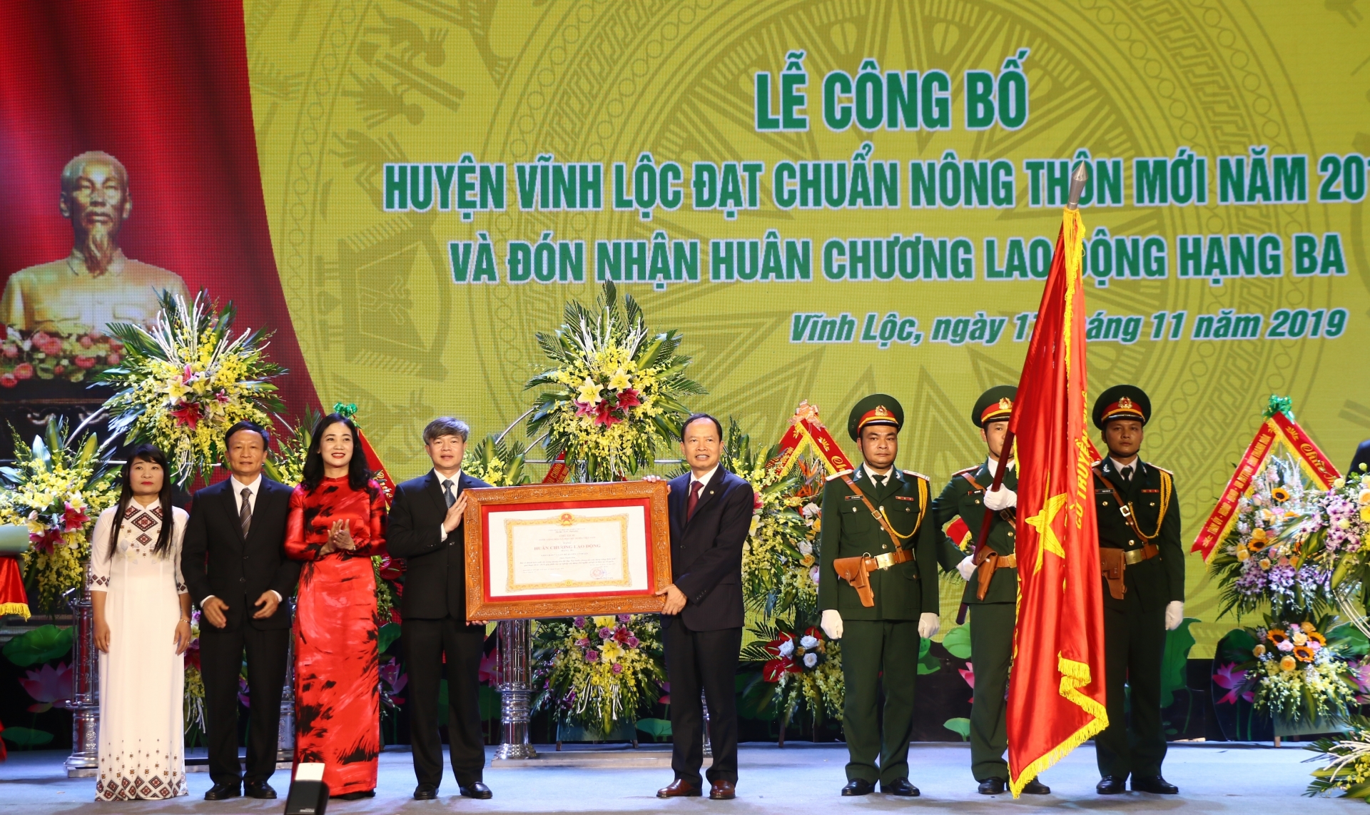 vinh loc don bang cong nhan huyen dat chuan nong thon moi va huan chuong lao dong hanh ba
