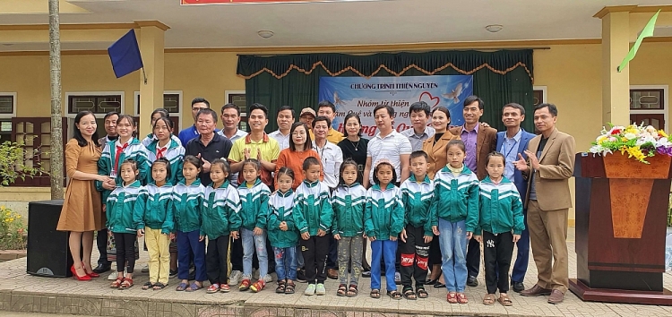 Gần 1000 suất quà đã đến tay học sinh và người dân nghèo xã Châu Hoàn (Quỳ Châu, Nghệ An)